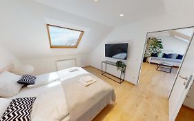 Lieblingsplatz Neusiedl - Modern Stylish Apartments - Free Parking Burgenland Card - 10 min to Designer Outlet Parndorf&Lake Neusiedl